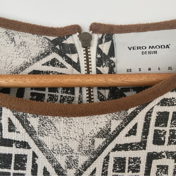 VERO MODA DENIM WHITE/GREY GEOMETRIC PATTERN TOP WITH BROWN SUEDE TRIM TOP, SM - Picture 4 of 13